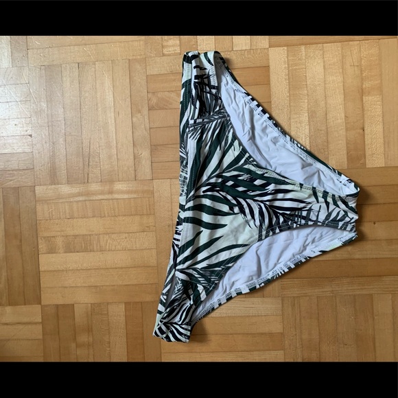 Bikini - Picture 2 of 5